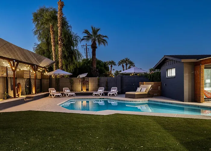 Modern Retreat With Pool Hot Tub Outdoor Kitchen *