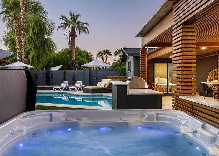 Modern Retreat With Pool Hot Tub Outdoor Kitchen Scottsdale
