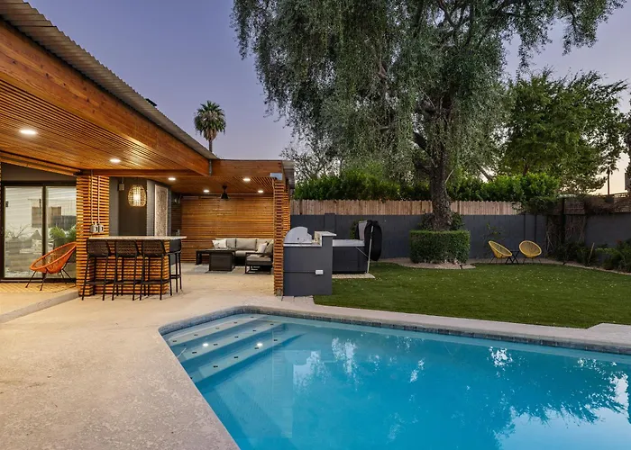 Modern Retreat With Pool Hot Tub Outdoor Kitchen *